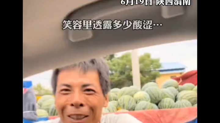 พอได้ยินราคาที่แม่ค้ารับซื้อแตงโม ก็ถึงกับใจไม่สงบ ชาวนาขายแตงโมลูกละ 5 บาท แต่เมื่อส่งเข้าเมืองกลับ