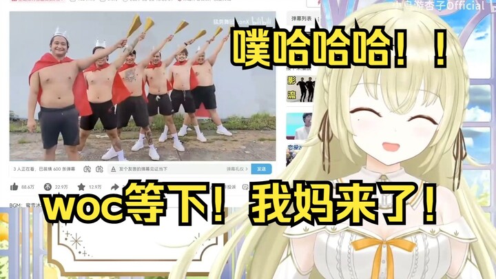 Presenter wanita Jepang terbahak-bahak sampai menghantam meja dan menyemprotkan mikrofon saat menont