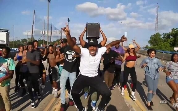 当你在街头外放东方音乐时，场面一度十分混乱。