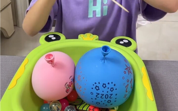 طفل صغير يتحدى نفسه في ثقب البالونات.. كم مرة يحتاج حتى يثقبها؟