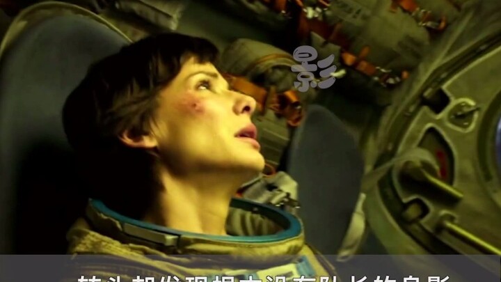 Astronaut repairs the space station in space and encounters space debris 2