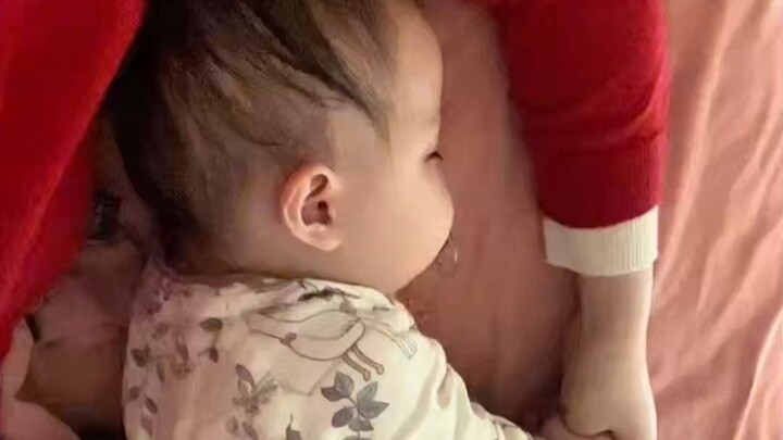 Cute moments of baby sleeping—only those who’ve experienced it can understand how I feel right now!