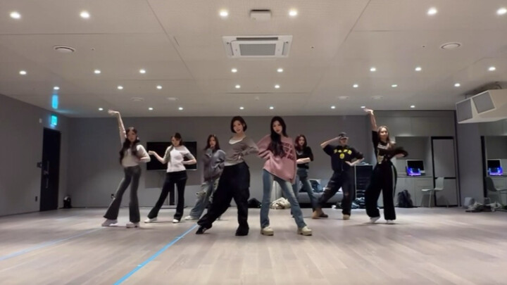 Trong thời đại AI thịnh hành này, Đoàn Nghệ thuật Tâm Liên Tâm vẫn kiên trì tự biên đạo các màn nhảy