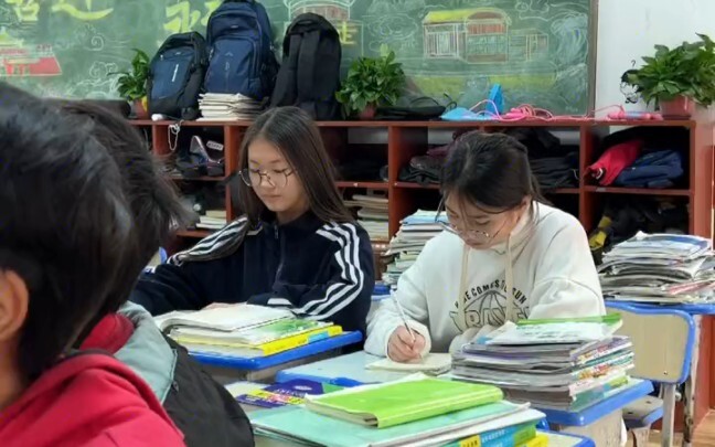 Meja sebelah yang lembut… dan penuh perhatian! Adegan manis ini bikin baper banget—thumbs up untuk m