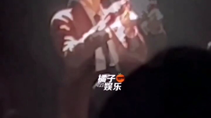 Before the performance, I asked the staff to adjust the microphone. Who knew that I thought of "Give