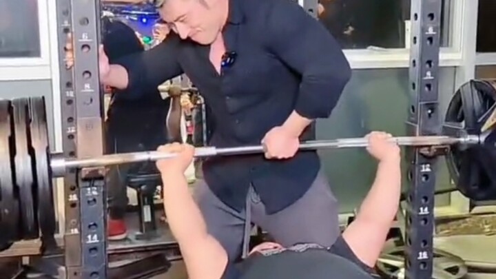 พี่ฮวา PT ถูกอาโน่จากฉางซูถล่มในการกดเบนช์เพรสแบบไม่เหลือหน้าเลย สเตียรอยด์ของอาโน่แรงเกินไปจริงๆ!