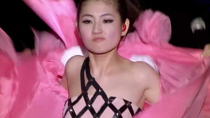 Grup idola super hot! Hebe: Cepat lepas! Baju hanyalah benda di luar diri!