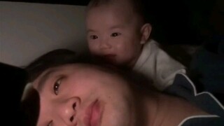 Khi bạn nghĩ rằng con bạn đã ngủ và bạn có thể chơi điện thoại một cách yên lặng...