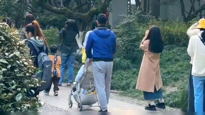 Trong mắt anh, em là một người tuyệt vời, vui vẻ, luôn nắng, xinh đẹp và dễ thương. Đừng thở dài mỗi