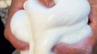 Hàng xóm nói hôm nay có quá nhiều keo nên chúng tôi phải dừng cắt.