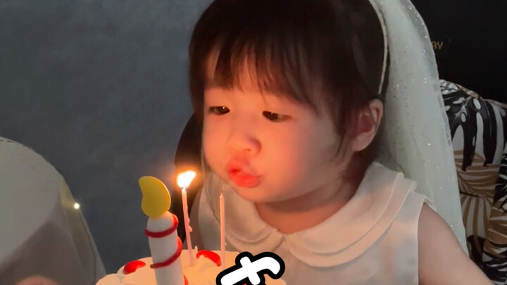 Starting today, Little Baobao is officially two years old! I hope my precious baby can be as happy e