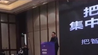 他们朝我扔馒头，我捡起馒头咬两口