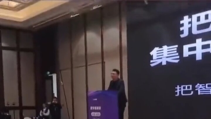 他们朝我扔馒头，我捡起馒头咬两口