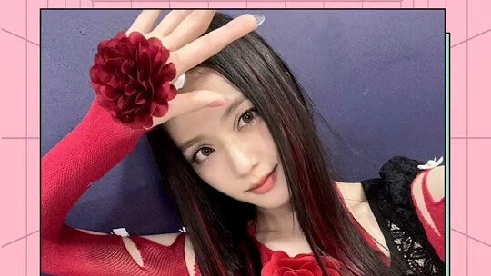 Kim Ji-soo tampaknya memiliki persepsi yang agak menyimpang tentang penampilan dirinya