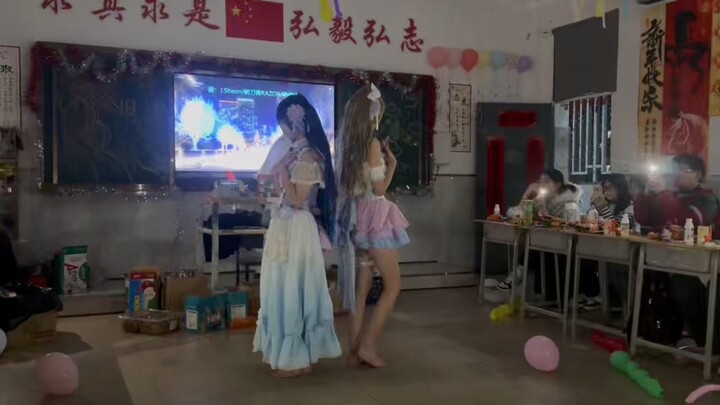 Tết Dương lịch mà nhảy Snow Halation trong lớp à! Thú vị quá!