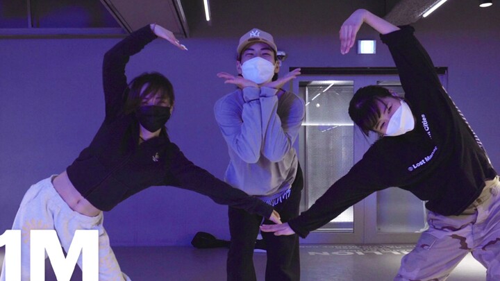 【1M】Koreografi akar "Love You Different"