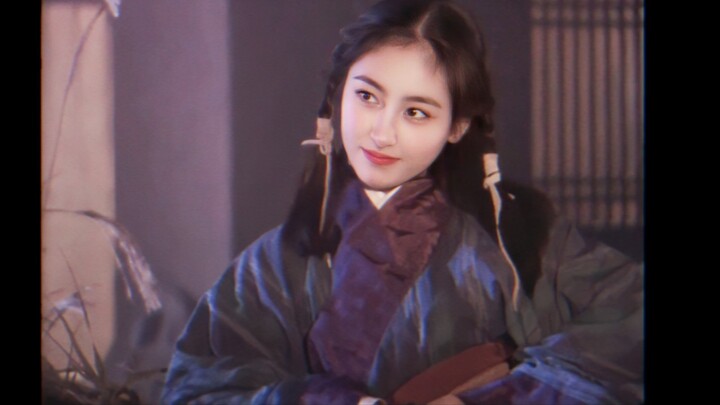 هناك حقًا إشراقة غامضة، خيط ضوء شبحي يكشف عن وجه وردي كالخوخ يشع ببرودة قاتمة! لكن هذه الفتاة العجيب