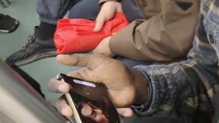 Di Guangzhou, ternyata ada juga teman-teman kulit hitam Afrika yang suka nonton “Cultivation of the 