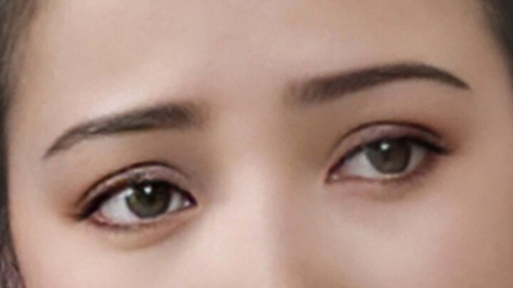 Her eyebrows are like distant verdant mountains, her eyes like autumn waves—this one-of-a-kind beaut
