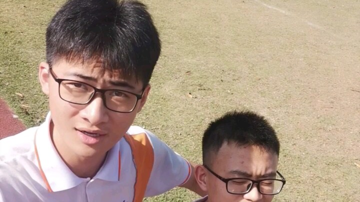 หนึ่งนาทีก่อนสามโมงเย็นที่โรงเรียนมัธยมซิ่นอี