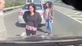 Life and death on the highway, the traffic policeman was speechless after watching the surveillance 