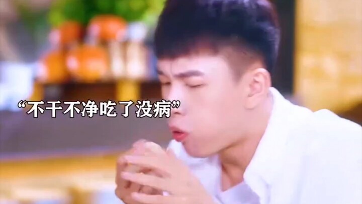 Có cha nào thì có con nấy, quả nhiên là hai cha con, nhịp nhàng đến mức như thể cùng một bộ não