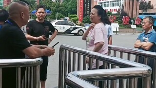 考生迟到无法进入考场，家长考场门口大哭大闹 网友：以后送外卖别再超时了