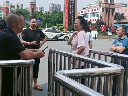 考生迟到无法进入考场，家长考场门口大哭大闹 网友：以后送外卖别再超时了