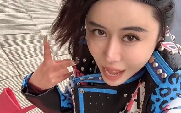 حبي عبر الإنترنت دام ثلاث سنوات، واليوم التقينا أخيرًا وجهًا لوجه!