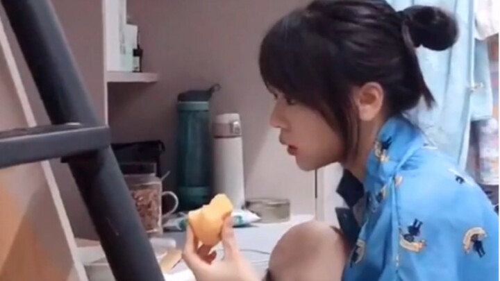 ما زالت تبتسم كثيرًا.