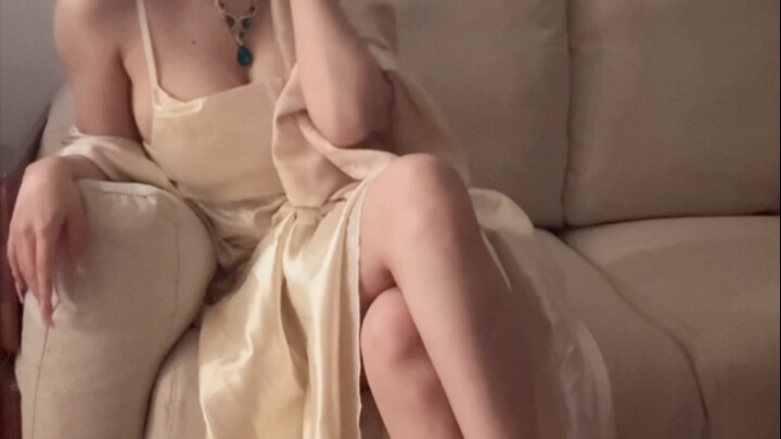 I splurged on these super expensive heels—my vibe instantly leveled up! The cosplayer’s look has zer