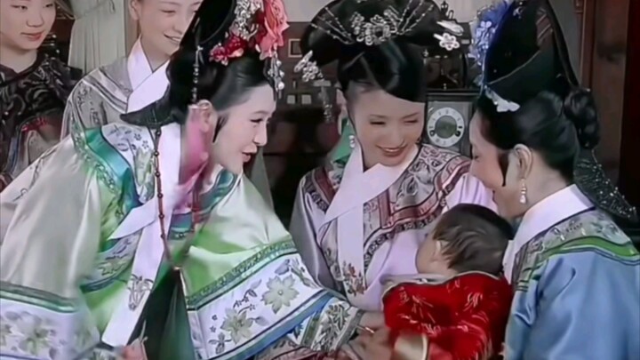 As soon as Xiao Longyue appears, it suddenly stops feeling like a palace drama.