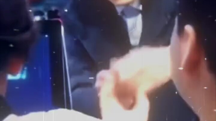 Anh chàng: Anh đúng là bố ruột của em, từ giờ đi hẹn hò giấu mặt cũng phải đến đây!