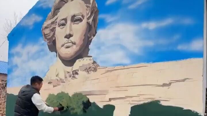 Villagers love to see Chairman Mao, so he specially painted the great leader—impressive!