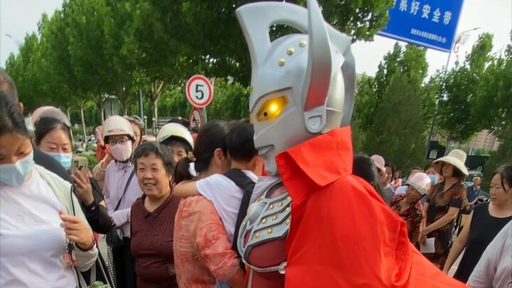 接小朋友当然是穿最帅的衣服咯