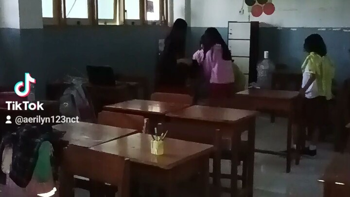 di keroyok sama gadis