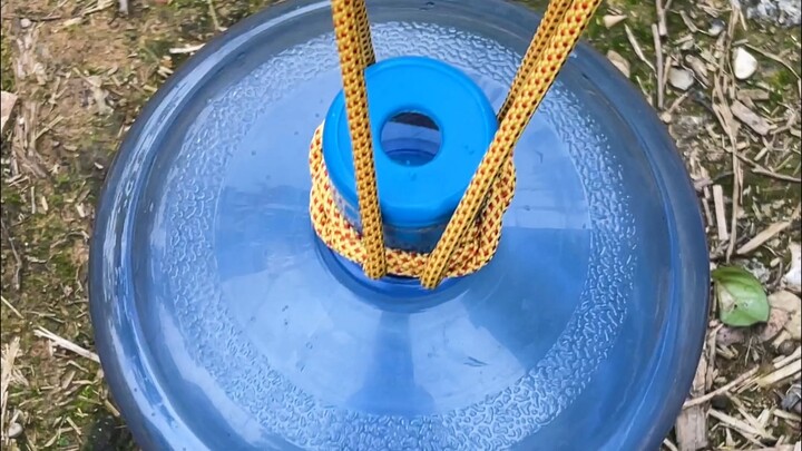 Nút thắt miệng chai đơn giản mà cực tiện, học xong là khỏi phải vác nước đóng thùng trên vai nữa!