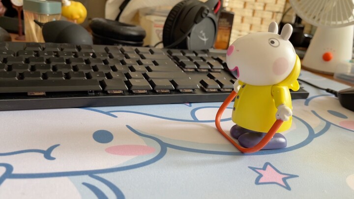 Mainan lompat tali KFC si domba kecil Susie! Kayaknya nggak terlalu pintar deh.