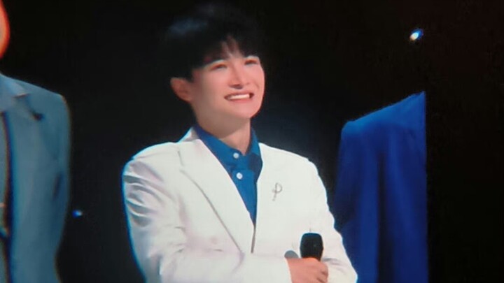 ทันทีที่โจวเซินปรากฏตัว ผู้ชมด้านล่างก็ฮือฮา “โจวเซิน! โจวเซิน!”