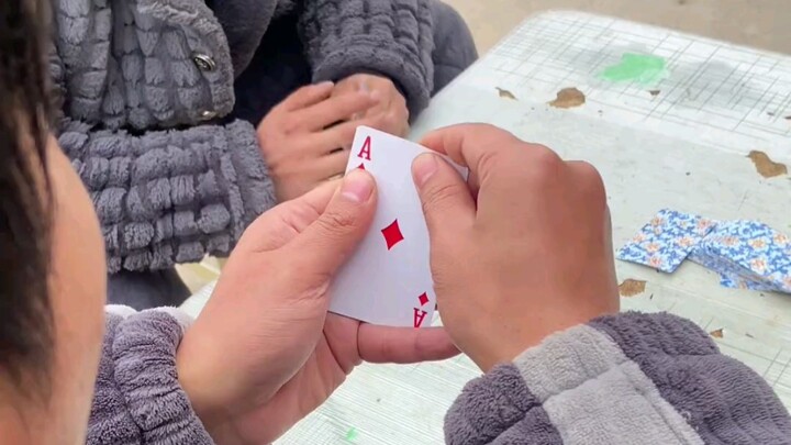 How do you handle a situation like this? #LaughEveryTimeYouWatch—It’ll Have You in Stitches #CardGam