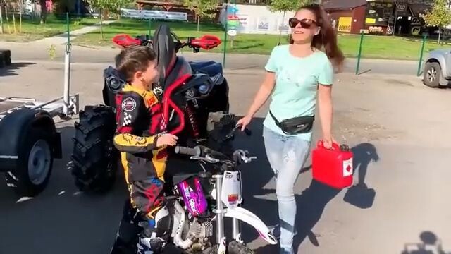 Den y sus aventuras en coches nuevos!  Los coches son el mejor regalo!