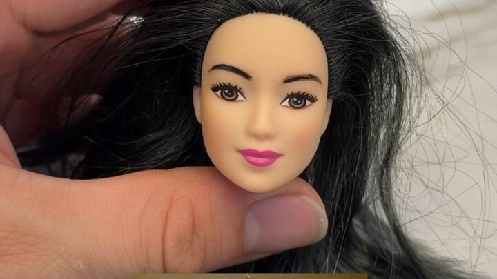 Here comes the immersive makeover for Barbie, styled with a Ming-style nine-dragon, nine-phoenix cro