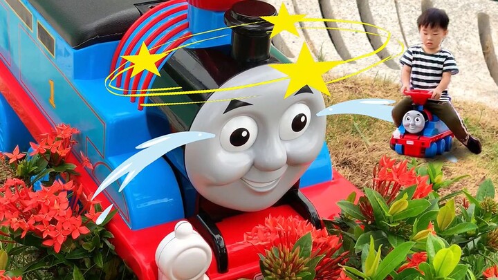 [Maple Maple Toys] Maple Maple naik kereta Thomas ke taman untuk bermain seluncuran dan permainan