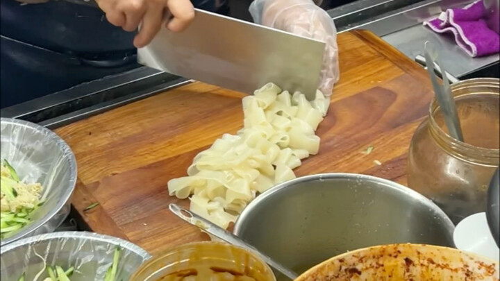 Freshly Steamed Liangpi You Line Up For in Midwinter in Xi’an!
