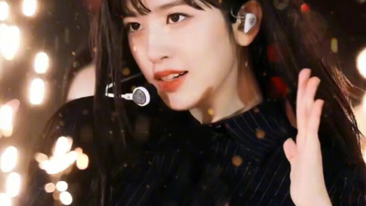 Wajahnya tidak terlalu mirip idol, lebih mirip selebriti~