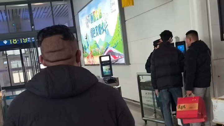 I filmed this myself: Changshu’s Anuo waits at Xuzhou East Station, clueless about the train info an