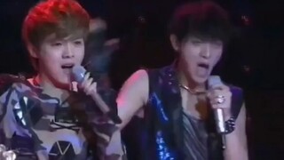 هناك نوع من شرائح اللحم ويلينغتون يُقدم في أوعية حديدية كبيرة