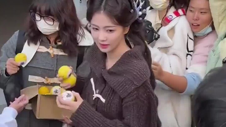 Who would have thought the dried lemons on A-Wu were actually handmade by fans as a gift for LuLu?