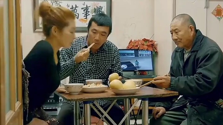 The father-in-law just wanted a drink of water, so the daughter-in-law ladled him a scoop of boiling