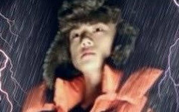 إكسو:) أخي الميني يحبني كثيرًا جدًا، ماذا أفعل؟